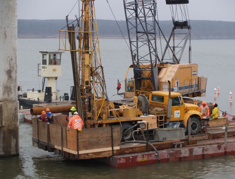 File:320 drill rig on barge.jpg